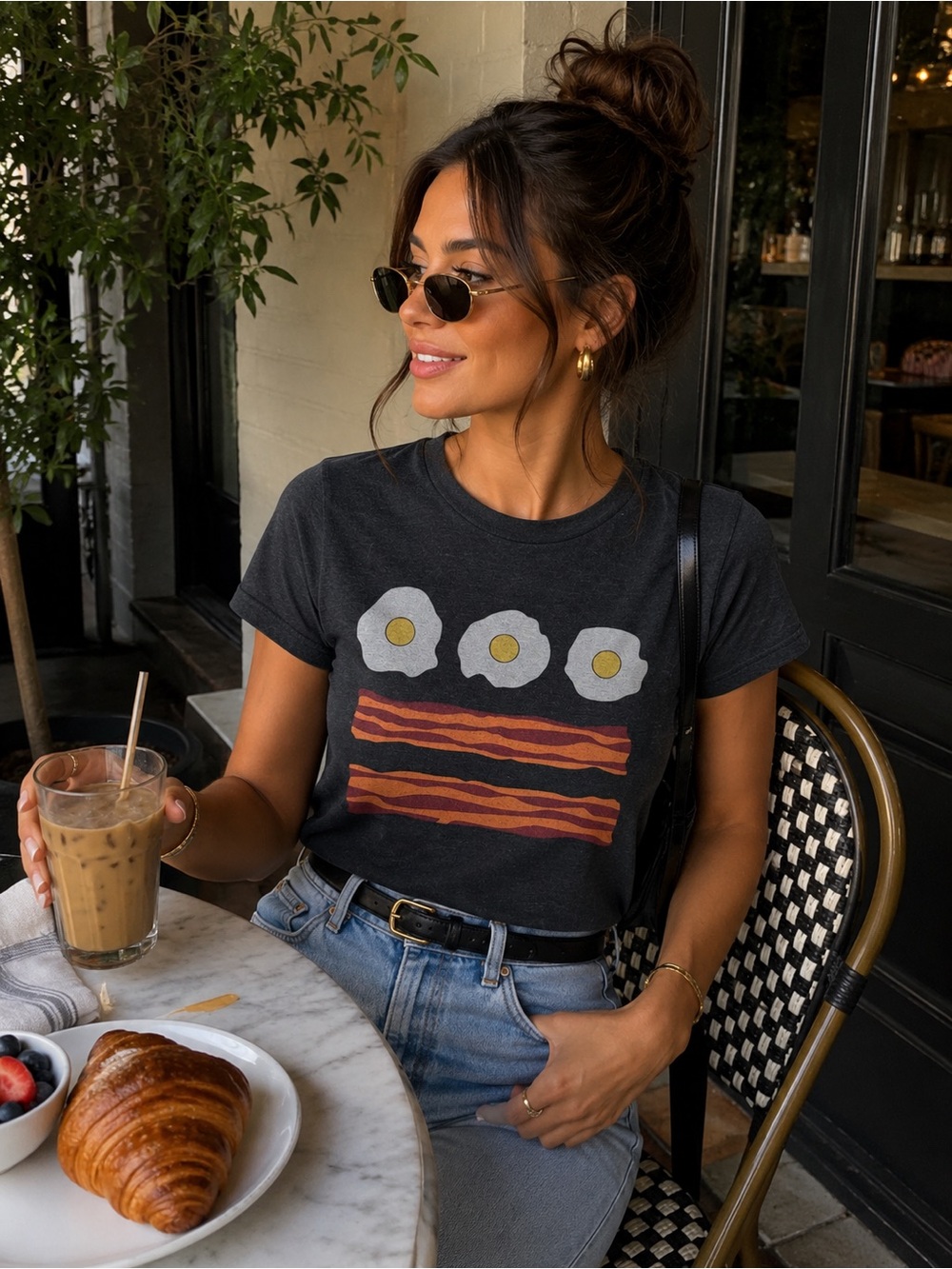 🔹 Eggs & Bacon Graphic Tee – Size Medium 🥓🍳